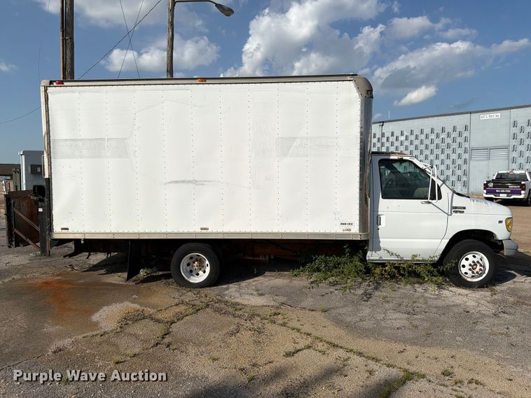 image for item FC0981 1997 Ford E350 box truck