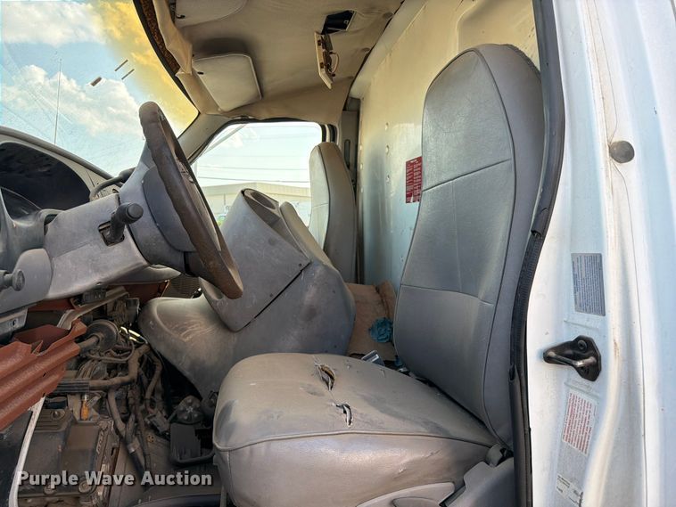 image for item FC0981 1997 Ford E350 box truck