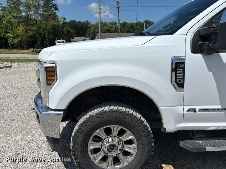 image for item FC1933 2019 Ford F250 Super Duty XLT Crew Cab pickup truck