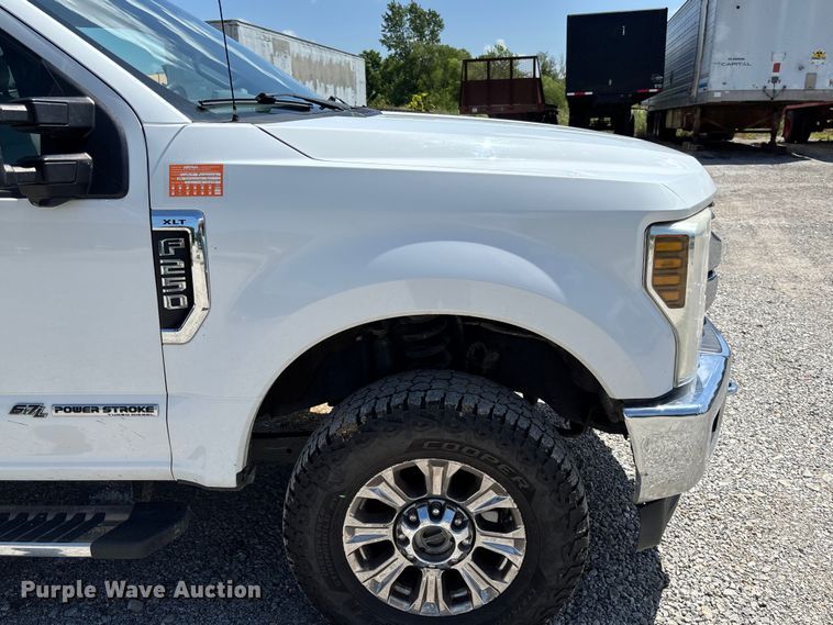 image for item FC1933 2019 Ford F250 Super Duty XLT Crew Cab pickup truck