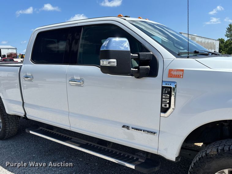 image for item FC1933 2019 Ford F250 Super Duty XLT Crew Cab pickup truck