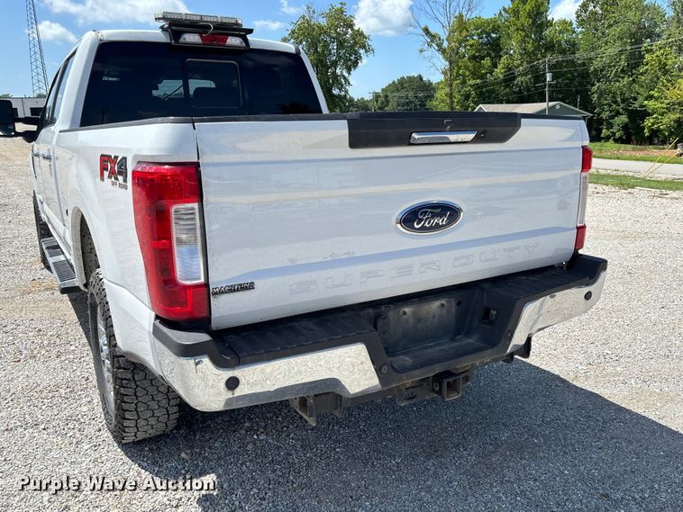 image for item FC1933 2019 Ford F250 Super Duty XLT Crew Cab pickup truck
