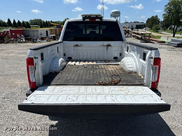 image for item FC1933 2019 Ford F250 Super Duty XLT Crew Cab pickup truck