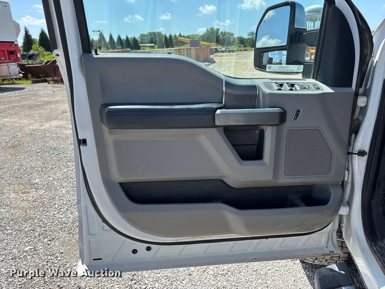 image for item FC1933 2019 Ford F250 Super Duty XLT Crew Cab pickup truck