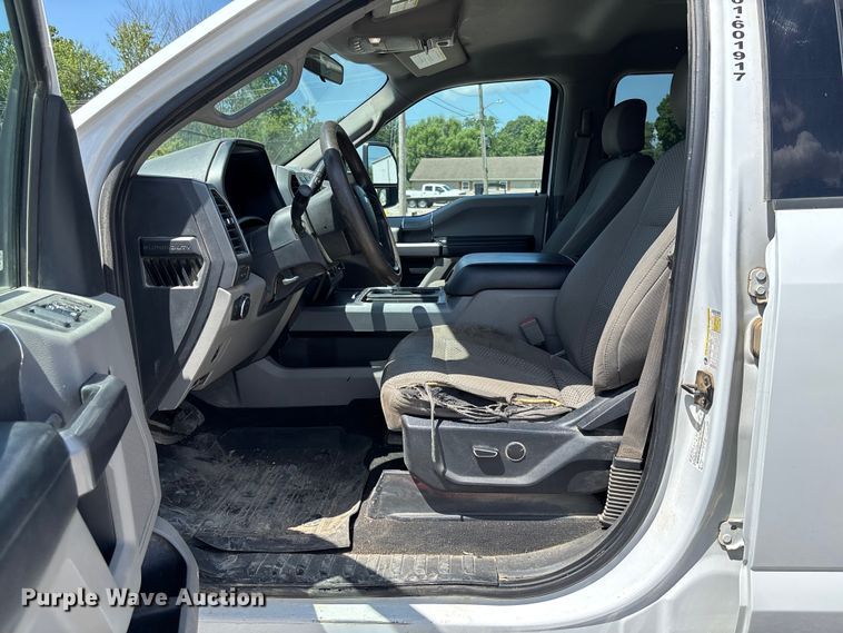 image for item FC1933 2019 Ford F250 Super Duty XLT Crew Cab pickup truck