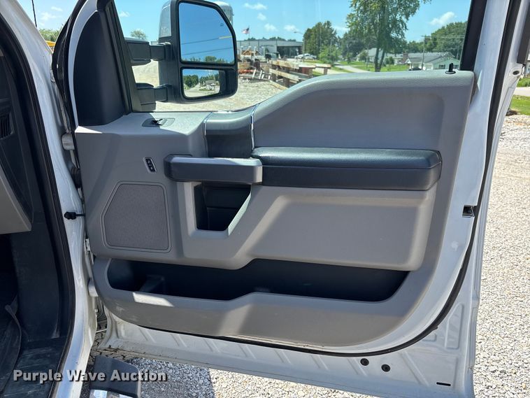 image for item FC1933 2019 Ford F250 Super Duty XLT Crew Cab pickup truck