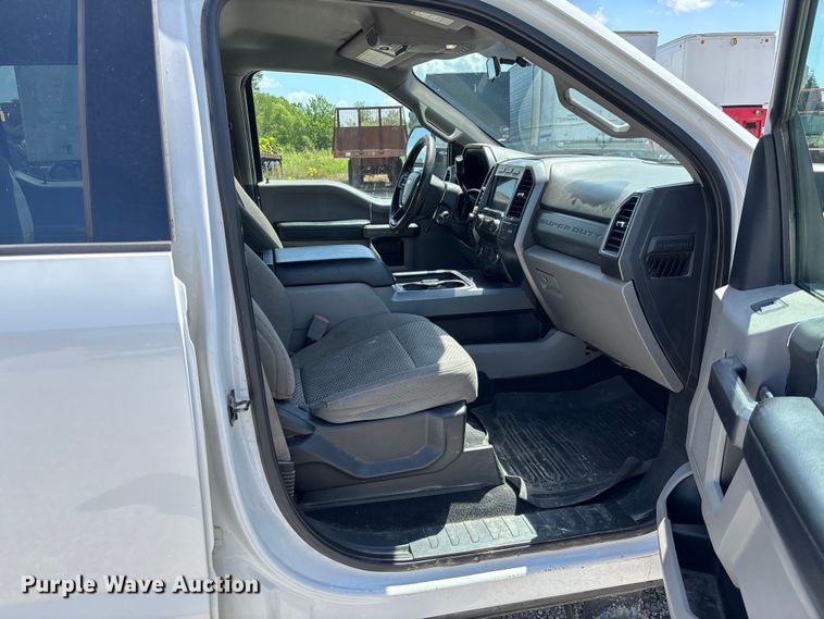 image for item FC1933 2019 Ford F250 Super Duty XLT Crew Cab pickup truck