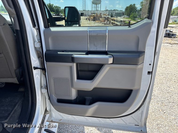 image for item FC1933 2019 Ford F250 Super Duty XLT Crew Cab pickup truck