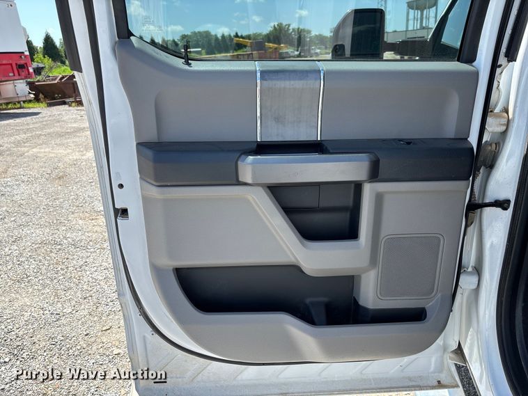 image for item FC1933 2019 Ford F250 Super Duty XLT Crew Cab pickup truck