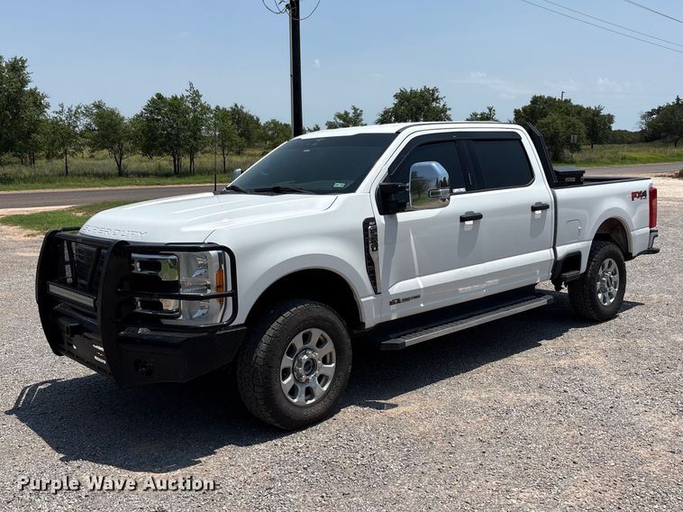 2023 Ford F250 Super Duty Crew Cab pickup truck