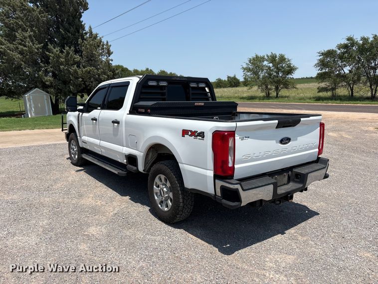 image for item FC2511 2023 Ford F250 Super Duty Crew Cab pickup truck