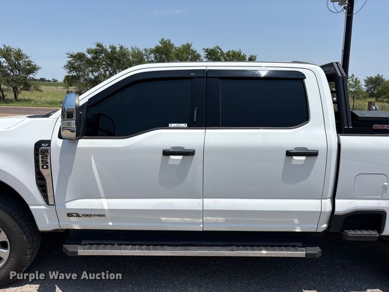 image for item FC2511 2023 Ford F250 Super Duty Crew Cab pickup truck