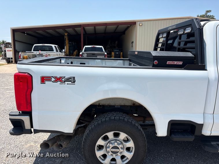 image for item FC2511 2023 Ford F250 Super Duty Crew Cab pickup truck