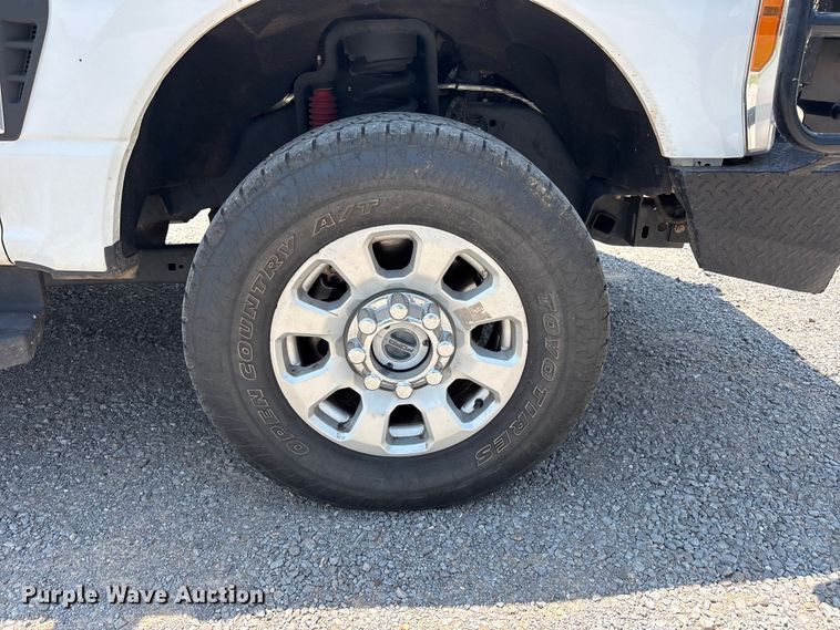 image for item FC2511 2023 Ford F250 Super Duty Crew Cab pickup truck