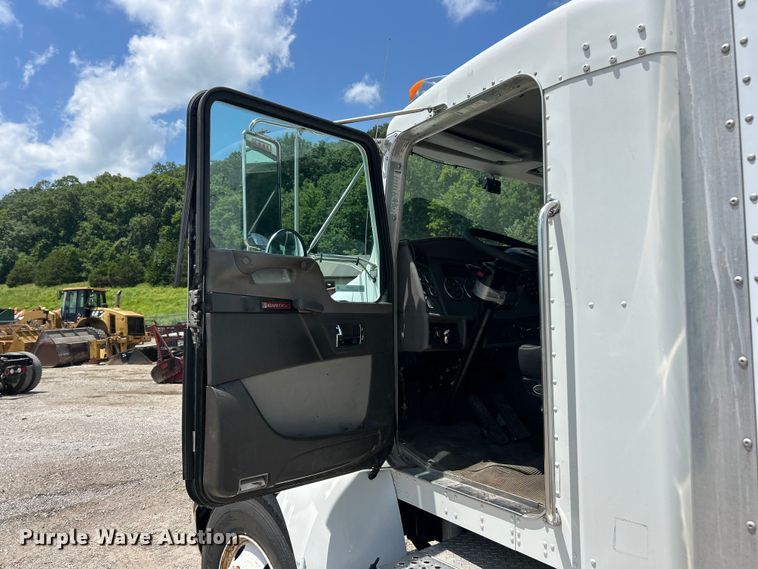 image for item FC2850 2014 Kenworth T370 box truck