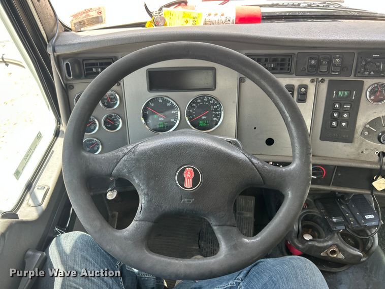 image for item FC2850 2014 Kenworth T370 box truck