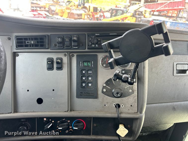image for item FC2850 2014 Kenworth T370 box truck