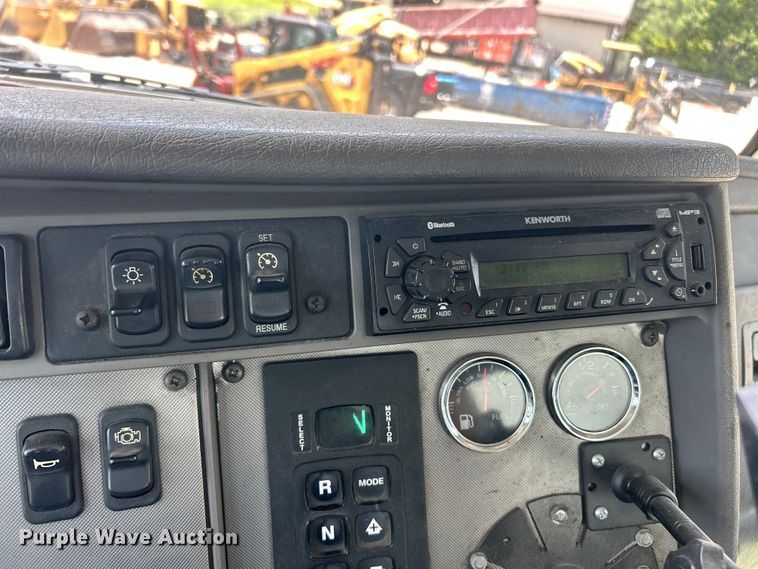 image for item FC2850 2014 Kenworth T370 box truck