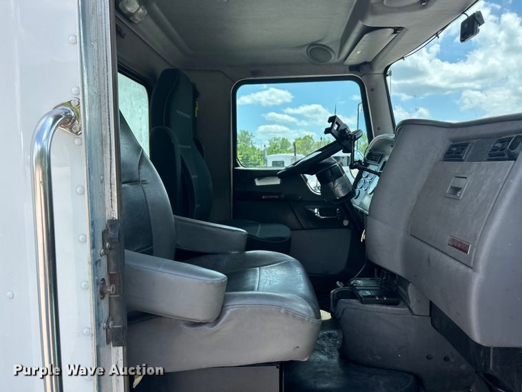 image for item FC2850 2014 Kenworth T370 box truck