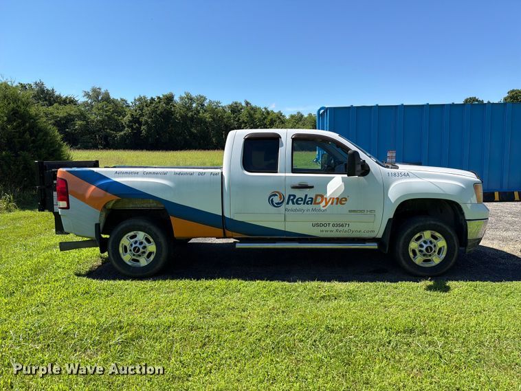 image for item FC3247 2011 GMC Sierra 2500HD Ext. Cab pickup truck