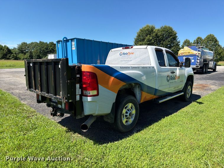 image for item FC3247 2011 GMC Sierra 2500HD Ext. Cab pickup truck