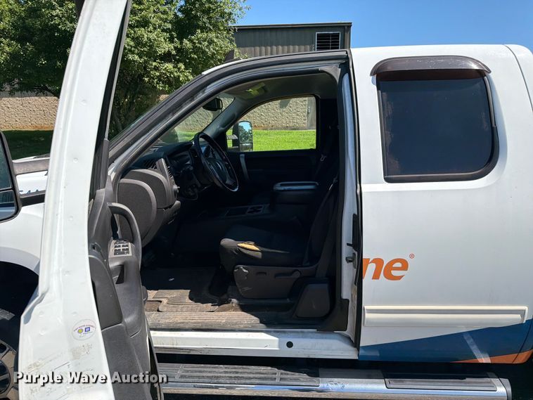 image for item FC3247 2011 GMC Sierra 2500HD Ext. Cab pickup truck