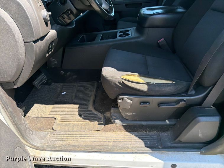 image for item FC3247 2011 GMC Sierra 2500HD Ext. Cab pickup truck