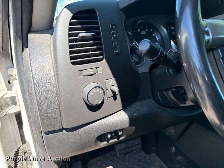 image for item FC3247 2011 GMC Sierra 2500HD Ext. Cab pickup truck
