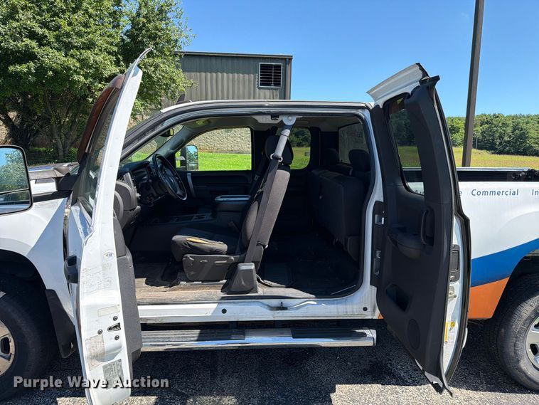 image for item FC3247 2011 GMC Sierra 2500HD Ext. Cab pickup truck