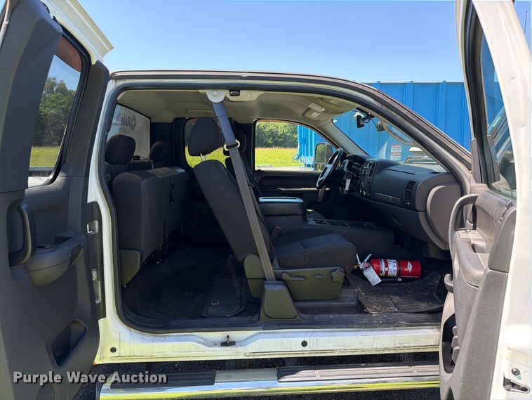 image for item FC3247 2011 GMC Sierra 2500HD Ext. Cab pickup truck
