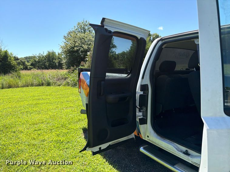 image for item FC3247 2011 GMC Sierra 2500HD Ext. Cab pickup truck