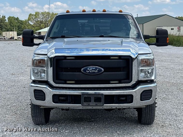 image for item FG0528 2016 Ford F350 Super Duty Crew Cab flatbed pickup truck