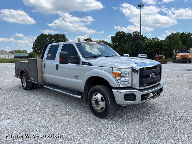 image for item FG0528 2016 Ford F350 Super Duty Crew Cab flatbed pickup truck