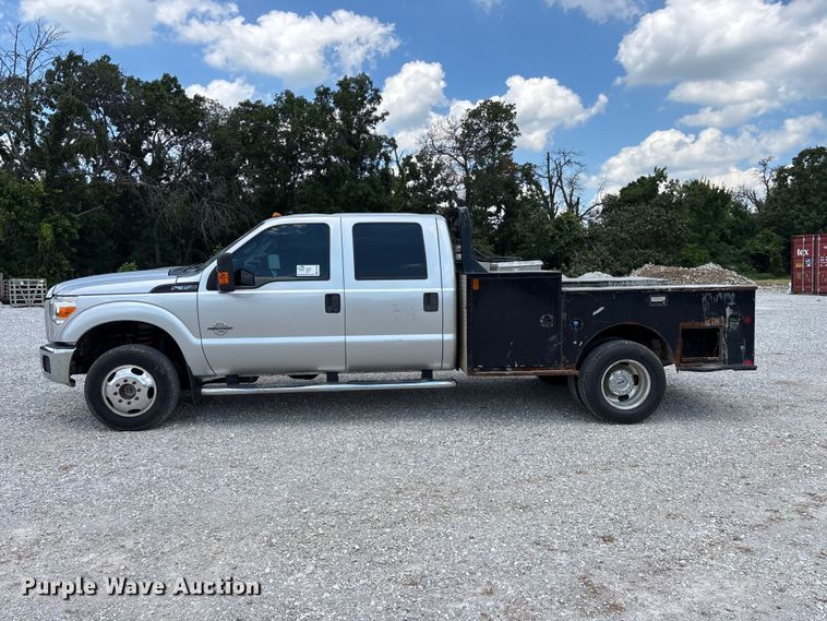 image for item FG0528 2016 Ford F350 Super Duty Crew Cab flatbed pickup truck