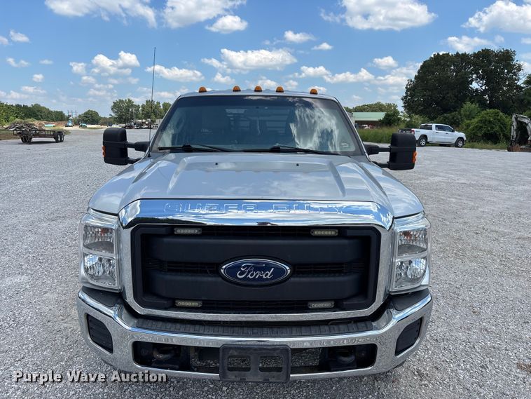 image for item FG0528 2016 Ford F350 Super Duty Crew Cab flatbed pickup truck