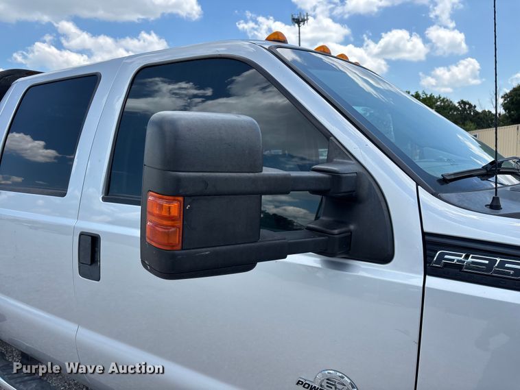 image for item FG0528 2016 Ford F350 Super Duty Crew Cab flatbed pickup truck