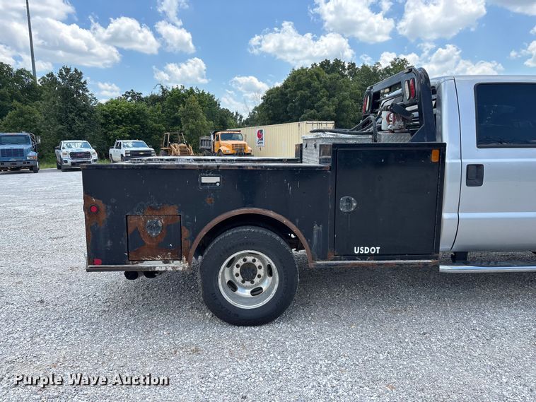 image for item FG0528 2016 Ford F350 Super Duty Crew Cab flatbed pickup truck