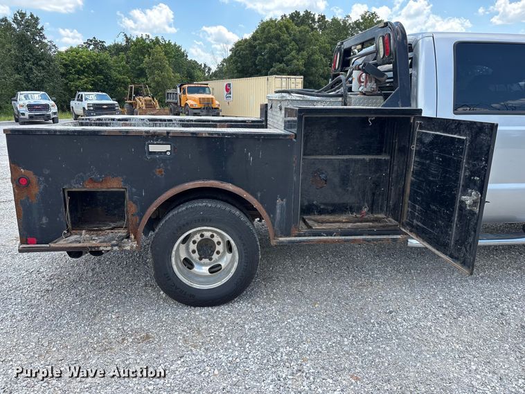 image for item FG0528 2016 Ford F350 Super Duty Crew Cab flatbed pickup truck