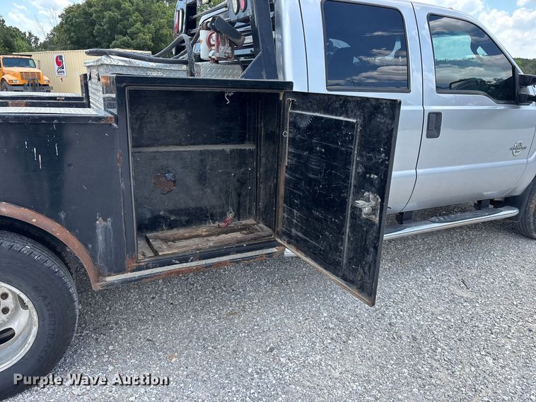 image for item FG0528 2016 Ford F350 Super Duty Crew Cab flatbed pickup truck