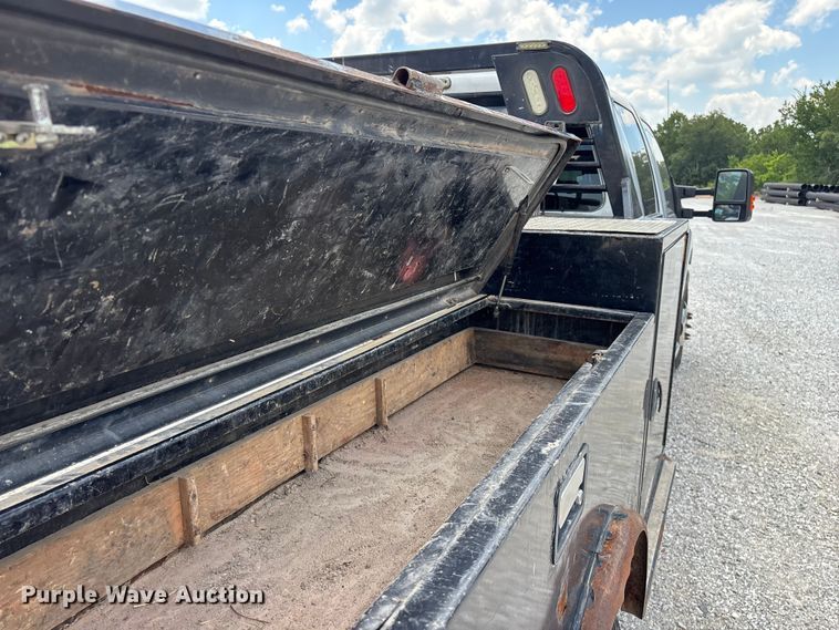 image for item FG0528 2016 Ford F350 Super Duty Crew Cab flatbed pickup truck
