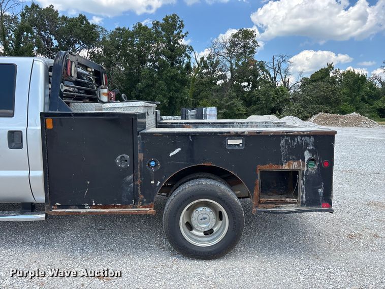 image for item FG0528 2016 Ford F350 Super Duty Crew Cab flatbed pickup truck