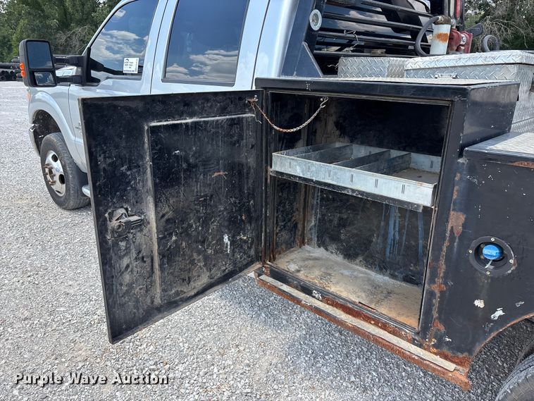 image for item FG0528 2016 Ford F350 Super Duty Crew Cab flatbed pickup truck