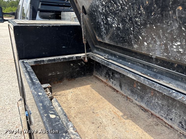image for item FG0528 2016 Ford F350 Super Duty Crew Cab flatbed pickup truck