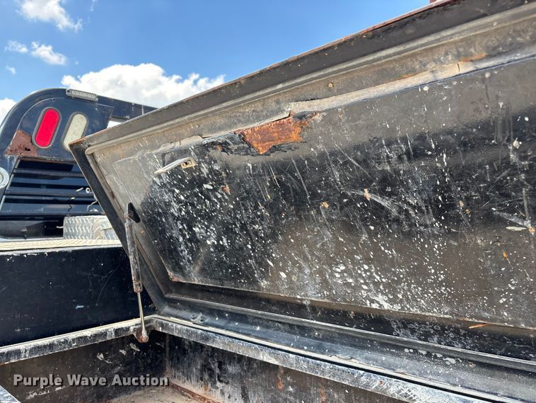 image for item FG0528 2016 Ford F350 Super Duty Crew Cab flatbed pickup truck