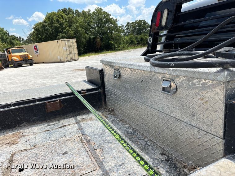 image for item FG0528 2016 Ford F350 Super Duty Crew Cab flatbed pickup truck