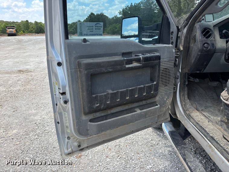 image for item FG0528 2016 Ford F350 Super Duty Crew Cab flatbed pickup truck