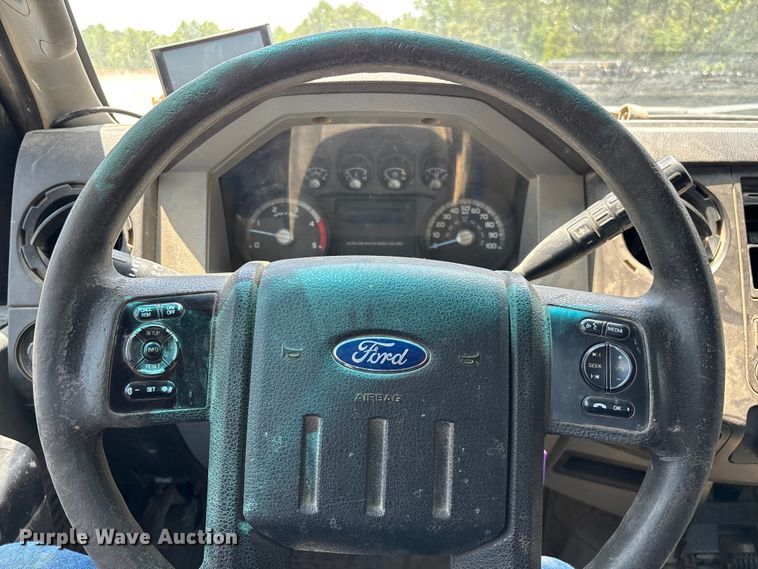 image for item FG0528 2016 Ford F350 Super Duty Crew Cab flatbed pickup truck