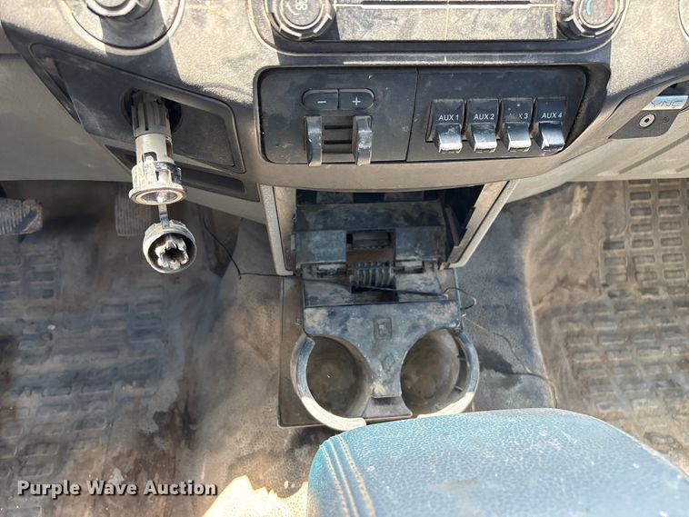 image for item FG0528 2016 Ford F350 Super Duty Crew Cab flatbed pickup truck
