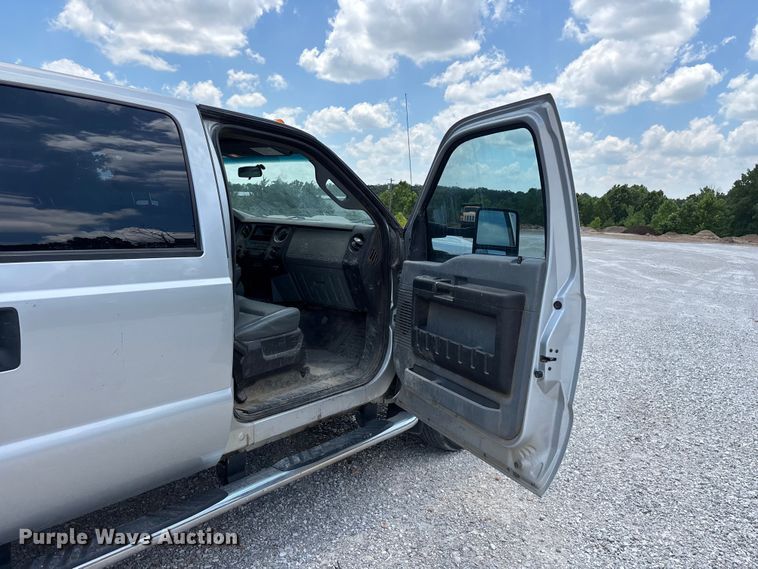 image for item FG0528 2016 Ford F350 Super Duty Crew Cab flatbed pickup truck