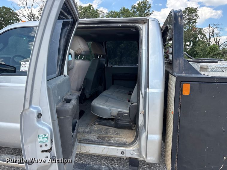 image for item FG0528 2016 Ford F350 Super Duty Crew Cab flatbed pickup truck
